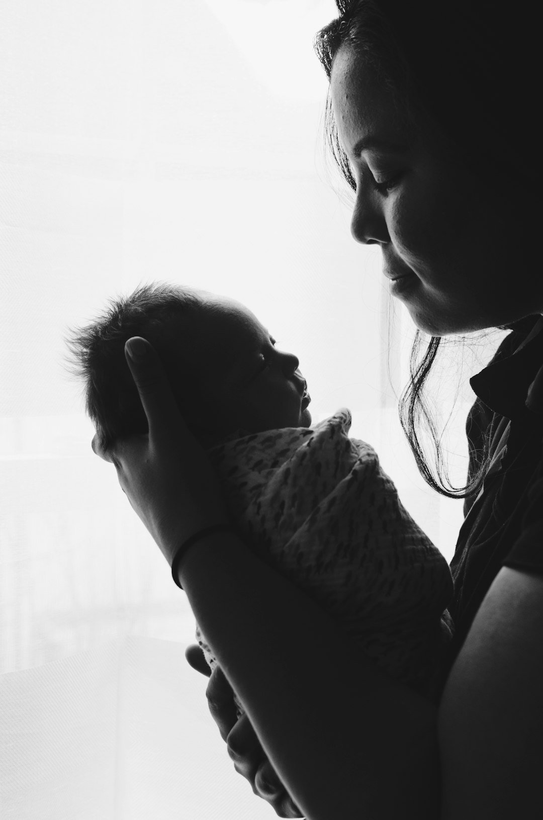Une mère et son enfant, dans une lumière douce